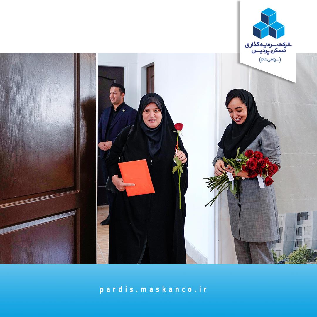 اهدای گل به خبرنگاران نشست